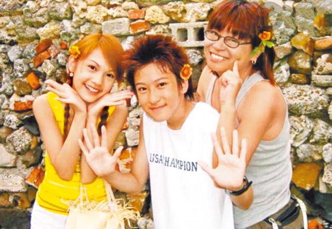 楊冠玉導演（右起）2003年與沈建宏、楊丞琳合作《原味的夏天》，一起留下俏皮可愛的合影。（摘自臉書）