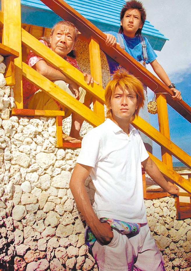 邱澤（前）與沈建宏（後排右）17年前在《原味的夏天》飾演午馬的孫子。（資料照片）