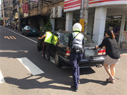 民眾車拋錨 員警熱心推路邊