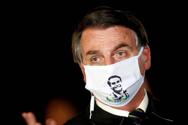 巴西总统波索纳洛（Jair Bolsonaro）惊传发高烧至摄氏38度，当地时间6日他戴着口罩告诉聚集在总统府外的支持民眾，自己刚做完新冠病毒检测，「肺部很乾净，一切都好」，不过也警告民眾不要靠近他。（资料照／路透社）