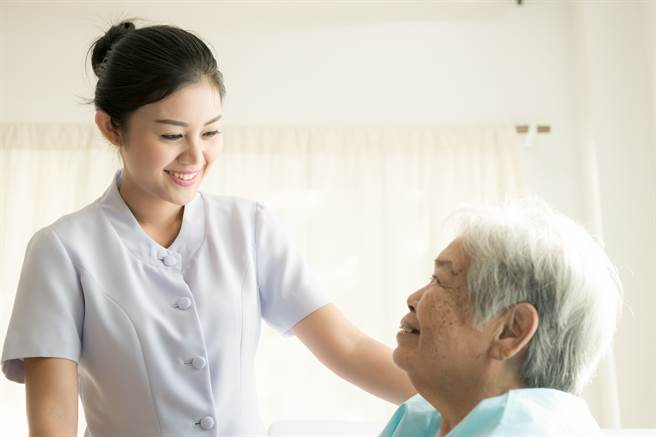 1名女护士PO文表示，日前与同事值夜班时，因深夜没什么病患要稍做休息，却在睁眼时发觉1名裸男压在自己身上。（示意图/达志影像/Shutterstock提供）