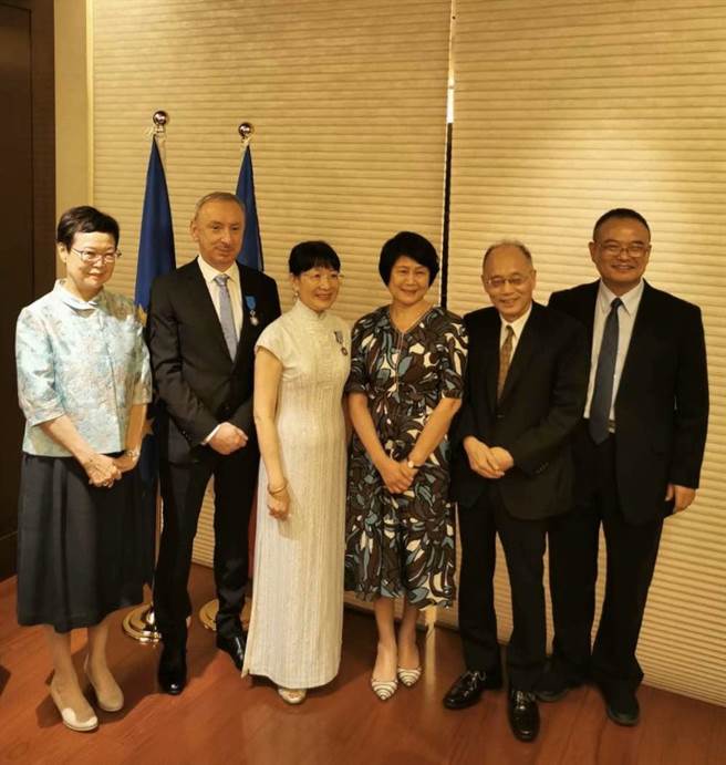 陸仲雁（左3）在法國在台協會主任公孫孟（左2）、文化部次長蕭宗煌（右1）與前任故宮院長馮明珠（左1）、林曼麗（右3）、現任故宮院長吳密察（右2）見證下獲頒 法國藝術與文學騎士勳章。（陸仲雁提供）