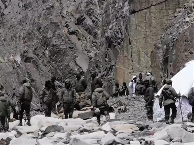 大陆央视公布印军越线画面，指两国驻军6月15日衝突因此而起，造成印方20人死亡，解放军的死伤则尚未公布。（图／央视截图）