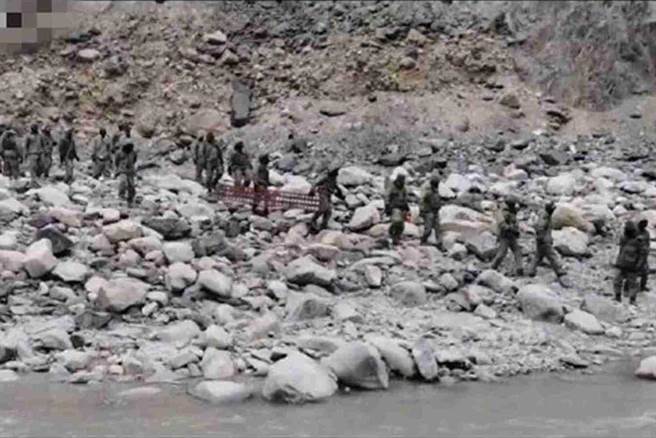 大陆央视画面显示，印军携带器材进入加勒万河谷内准备架桥。（中国央视截图）
