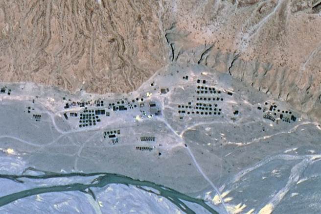 图为印度军事基地，数排营房内部署有大量士兵。（微博@南海的浪涛）
