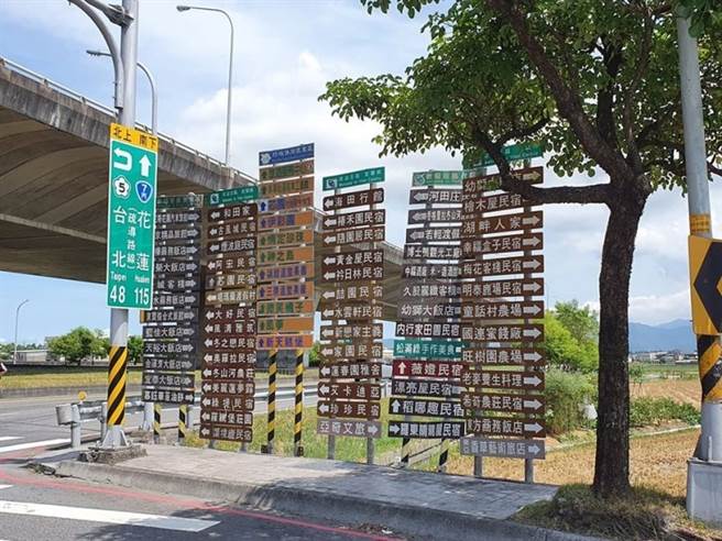 超多路牌让驾驶笑嘆「来不及看」(图片取自/新·路上观察学院/Ming Chen‎摄)