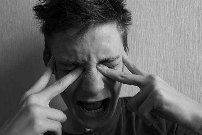 1名鲜肉高中生打工遭到3名美女魔轮暴，事后他的GG坏死，也终身无法再能嘿咻，因大陆法规也无法将美魔女们定罪。（示意图/达志影像/Shutterstock提供）