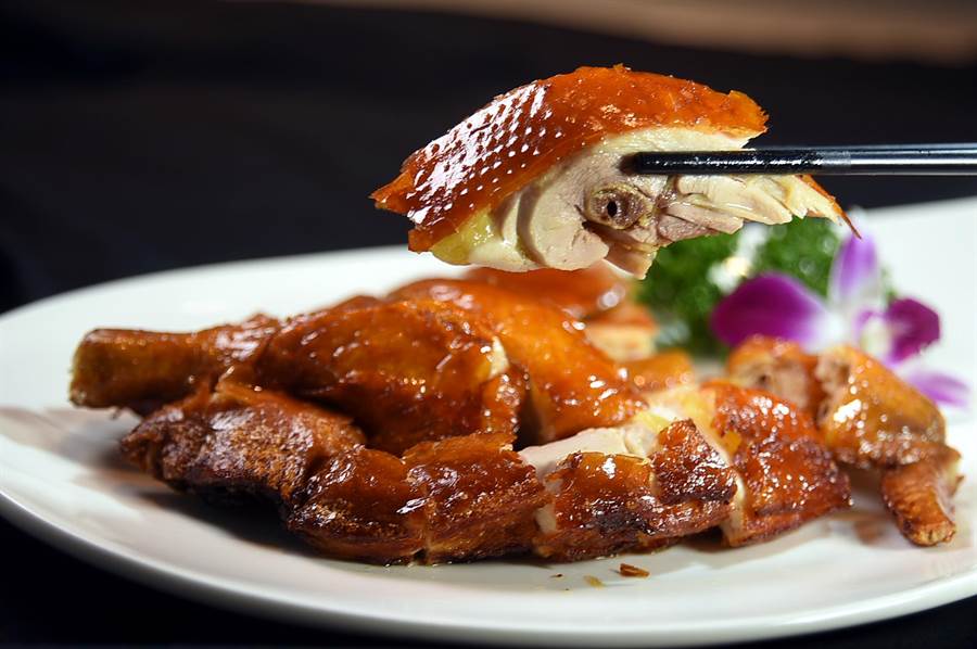 〈脆皮雞〉是觀察一家粵菜餐廳廚藝團隊基本功的「指標菜」，〈享鮮〉的這道菜不俗。（圖／姚舜）