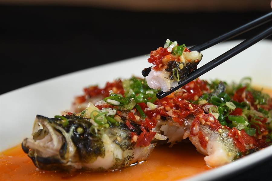 〈享鮮〉的〈朵椒筍殼魚〉是以自家發酵的朵椒烹製，魚肉肉質細嫩。（圖／姚舜）