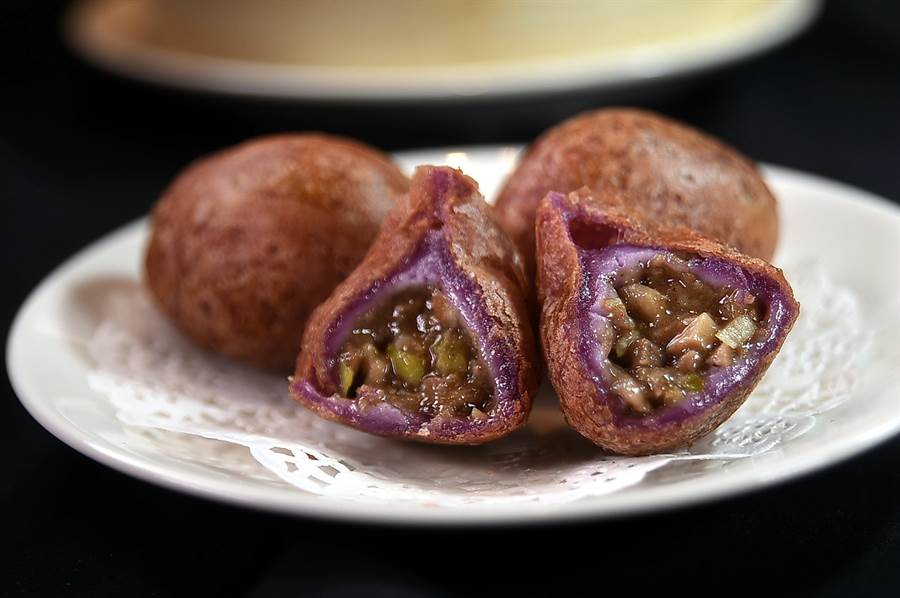 一份3顆150元的〈紫薯鹹水餃〉，是以雞腿肉、燒肉、韭黃和貢菜為內餡，外皮則是用糯米漿和紫薯粉製成。（圖／姚舜）
