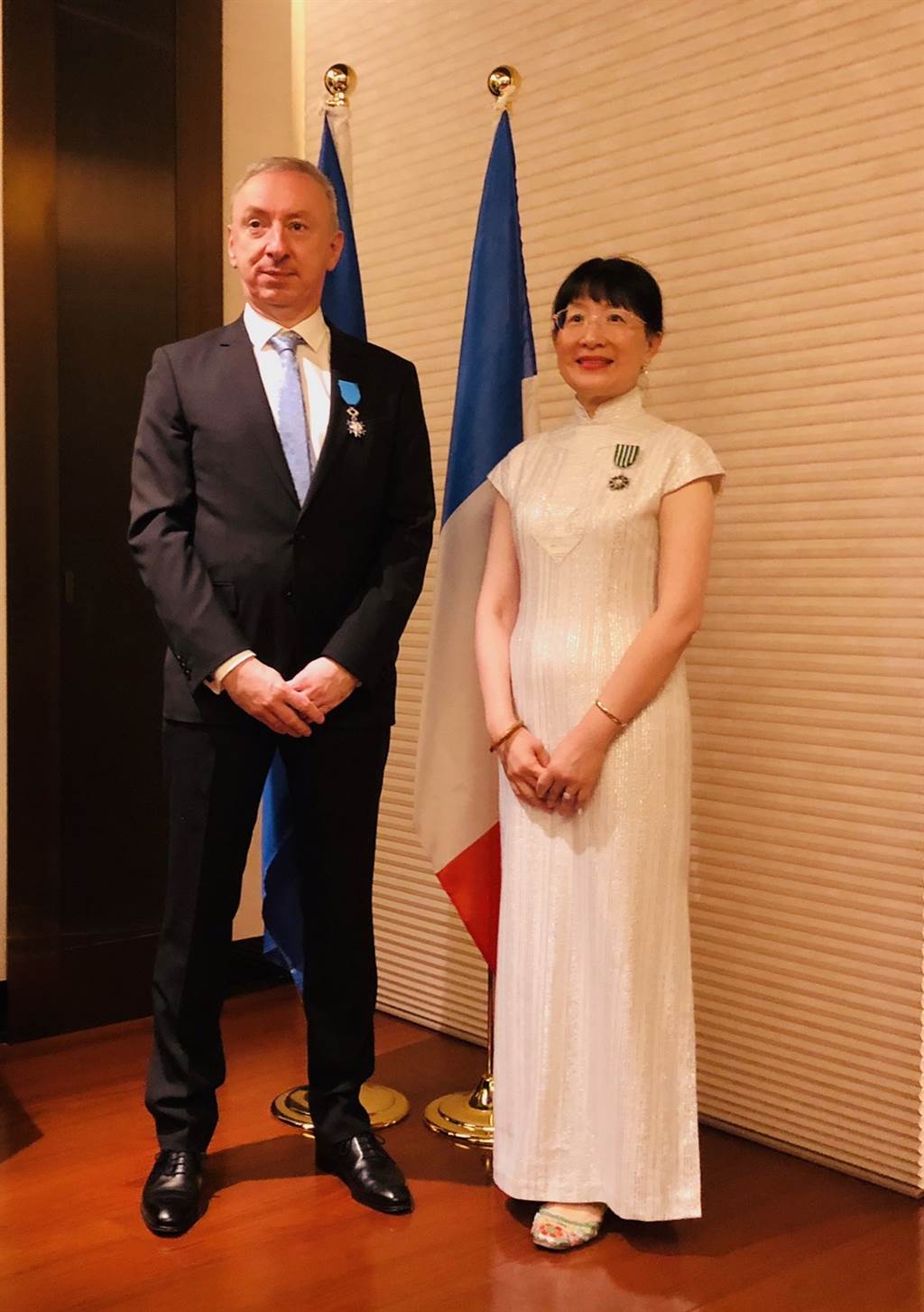 陸仲雁（右）由法國在台協會主任公孫孟授予藝術與文學騎士勳章。（陸仲雁提供）
