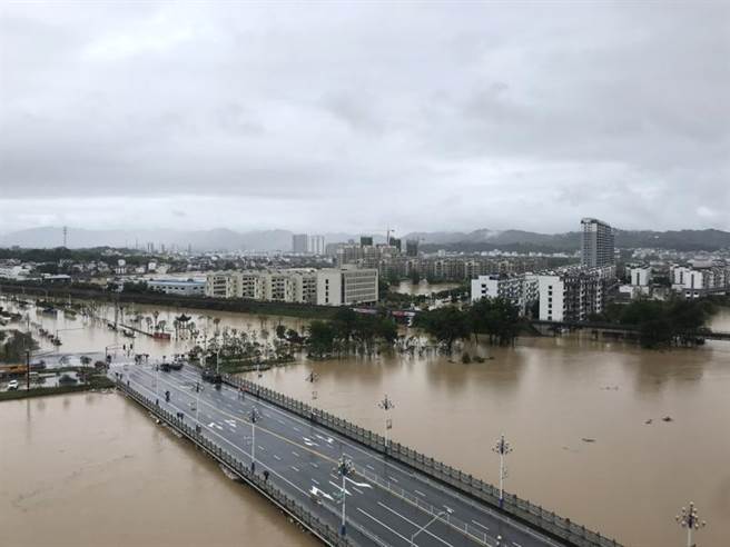 安徽歙县遭遇特大洪涝灾害，在7月7日拍摄的歙县县城中，有多处洪水淹没道路，多处严重积水，交通完全受阻。（图／新华社）