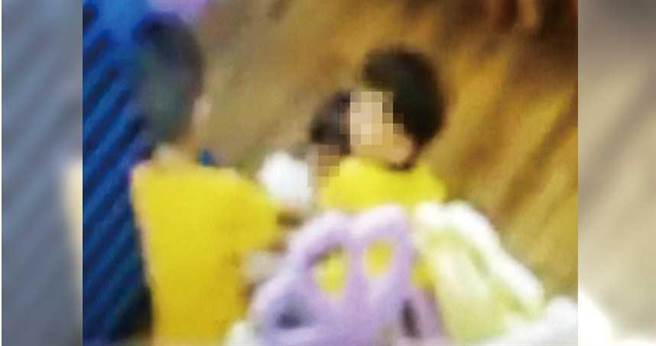 被压制在地的囡囡，难以逃脱男童魔掌。（图／读者提供）