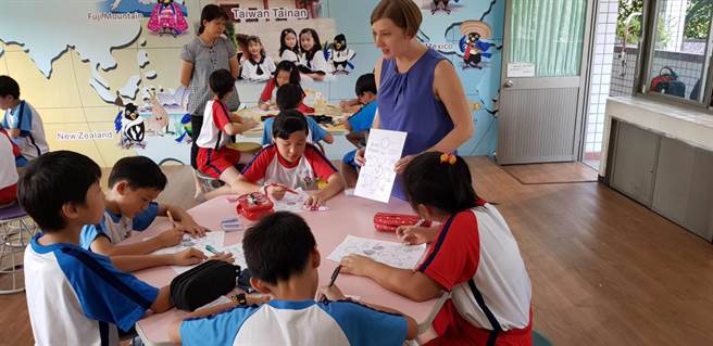 台南市109學年度起將有30所國小試辦雙語教育學校計畫，圖為東區勝利國小推行CLIL雙語教學。（本報資料照片）