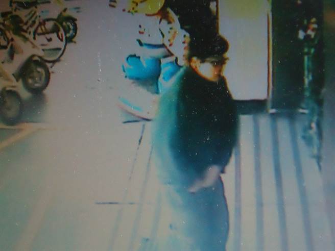 凶嫌曾文钦在游戏场内伺机犯案，影像被店家监视器画面捕捉到，成为破案关键。(中时资料库)