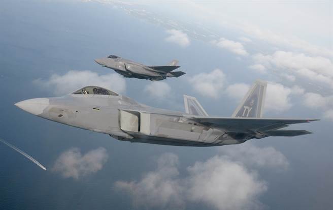 美国F-22与F-35战机2020年5月18日在佛罗里达州西北部翡翠海岸（Emerald Coast）上空飞行的画面。（美国空军）