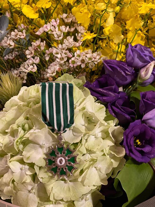 法國文化部所授藝術與文學騎士勳章得獎者包括金庸、王家衛等知名作家、導演。（陸仲雁提供）