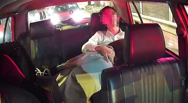 去年4月知名艺人许志安和黄心颖计程车上座偷吃情节曝光后，引发社会大眾关注，却没想到香港昨晚(7日)的1辆小黄车后座也上演同样戏码。(摘自网路)