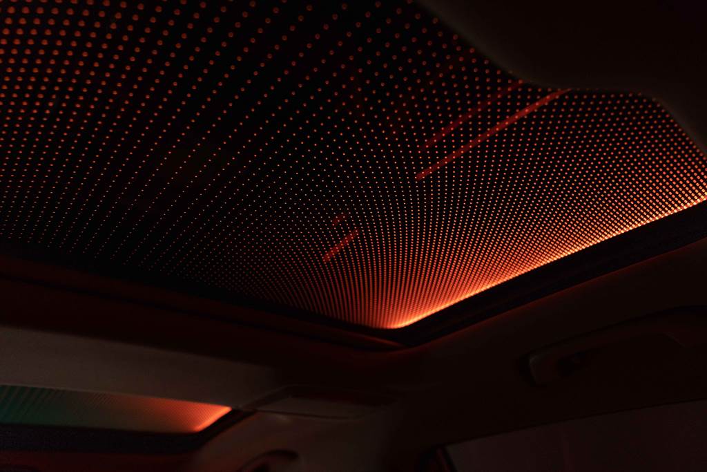 展現遼闊星空的Sky Lounge全景式電動玻璃天窗，給予車室專屬的獨特氛圍。