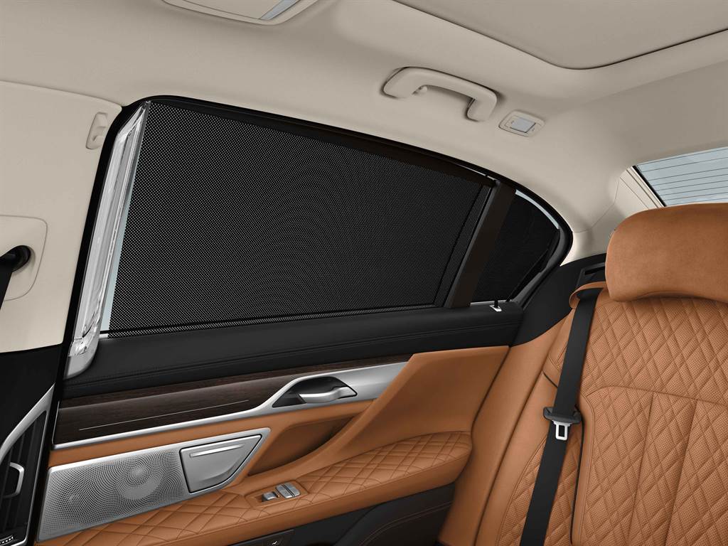 全新BMW 7系列Exclusive Edition層峰旗艦版全車系標準配備電動後擋窗簾及電動後側窗簾，提供車主更專屬私密的乘車體驗。