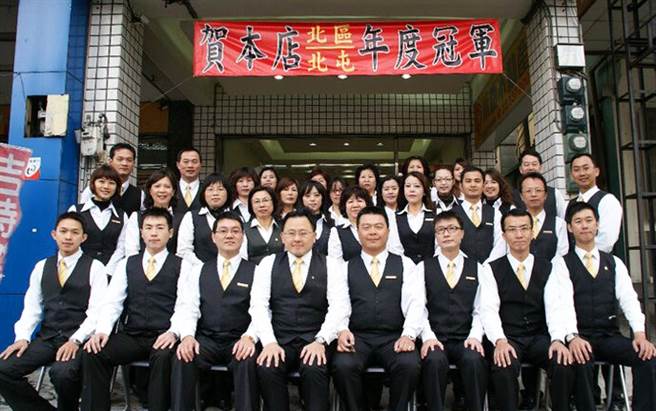 高业绩、好福利、完善教育训练让谢坤志的员工数不断增加，现在已是开了6间加盟店的大团队了。