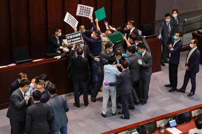 图为北京将制定港版国安法消息一出，立即激起国际与香港的强烈反弹，香港立法会民主派抗议声四起，议事完全瘫痪。（图／路透）