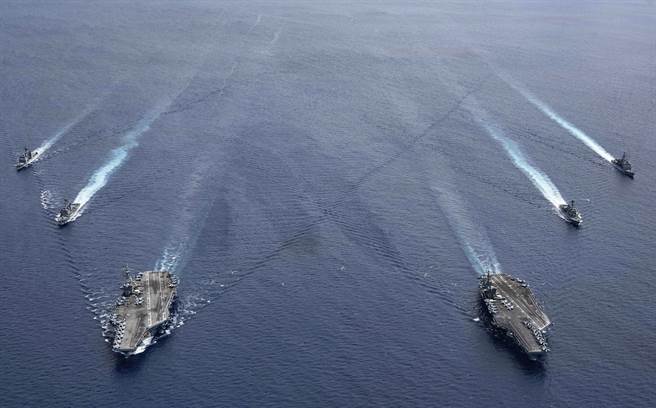 美國「雷根」號（USS Ronald Reagan，CVN76）與「尼米茲」號（USS Nimitz，CVN-68）航母戰鬥群6日在南海軍演的畫面。（美國海軍/美聯社）