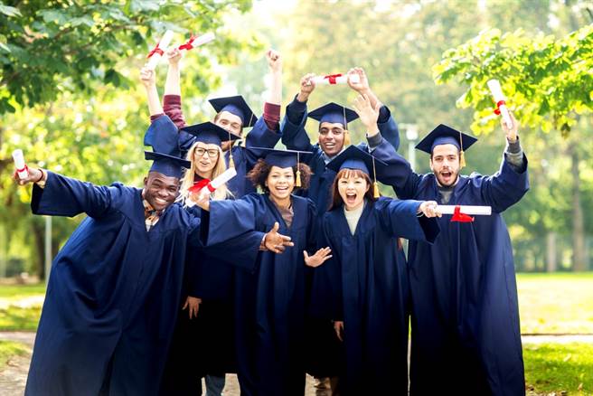 美国政府颁布的签证新规要求只参与网路授课的留学生转学或是离境，百万名国际生受影响。根据统计，留学生一年对美国经济贡献超过447亿美元（约新台币1.31兆），在房地产、零售业等行业都带来钱潮，留学生缴交的学杂费也是各大名校的生存支助。（示意图／shutterstock）