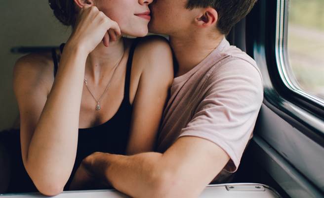 情侣火车上交缠深吻、脚举高高 网讽：水上芭蕾选手（示意图／达志影像）