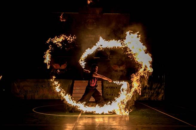 即將成真火舞團成立4年，由郭彥甫及蔡宏毅兩人創立，將火舞融入武術、舞蹈、戲劇，期望大眾更親近火舞表演藝術。（紙風車文教基金會提供）