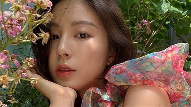 超正「零死角美女」金宝拉(BORA KIM)深V洋装肩带滑落！掉出香肩北半球（图／IG@wanna._b）