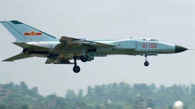 2001年解放军派2架歼-8战机前往拦截美军侦察机，图为其中一架由飞行员王伟所驾驶的战机，最后因美军机相撞坠毁，王伟跳伞落海后下落不明，也因此成为大陆人民心目中的英雄。（图／网路）