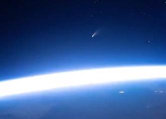 NEOWISE彗星掠過地球上空美景  國際太空站秀給你看