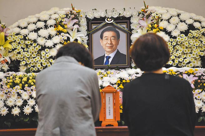 南韓首爾市長朴元淳的親友10日前往首爾大學醫院的靈堂悼念。（美聯社）