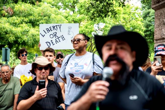 美国新冠肺炎疫情反扑，根据美国国家广播公司新闻网（NBC News）统计，美国10日单日新增逾7万例确诊病例，再创纪录。德州州民6月底走上街头，抗议政府强制全州戴口罩的命令。（图／路透社）