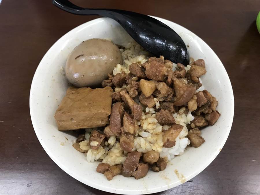 「你考100分!林老板請你吃滷肉飯，陳代表再幫你加顆滷蛋！」（金湖鎮代陳向鑫提供）