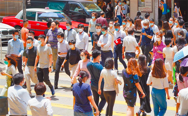 圖為銅鑼灣街頭香港市民戴口罩出行。（中新社資料照片）