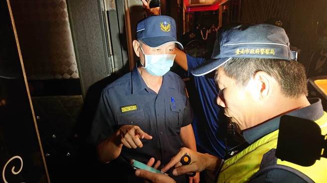 台南市警局長周幼偉（左）視察萬象舞廳包廂臨檢。（程炳璋攝）