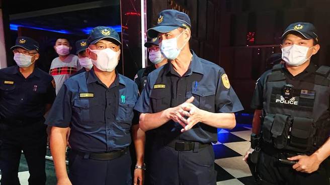 台南市警局長周幼偉在萬象舞廳包廂向轄區分局長耳提面命。（程炳璋攝）