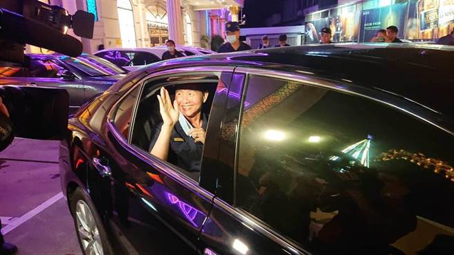 台南市警局長周幼偉在視察萬象舞廳之後搭車離去，臨行前揮手說再見。（程炳璋攝）