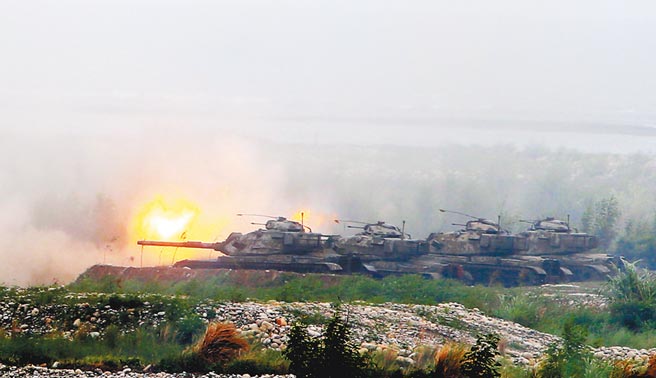 M60A3戰車對灘頭登陸敵軍開炮。（本報資料照片）