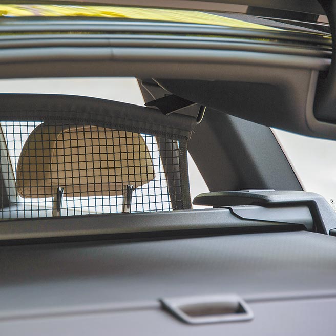 後廂安全分隔網可在緊急煞車時有效攔阻載物飛進座艙。（陳大任攝）