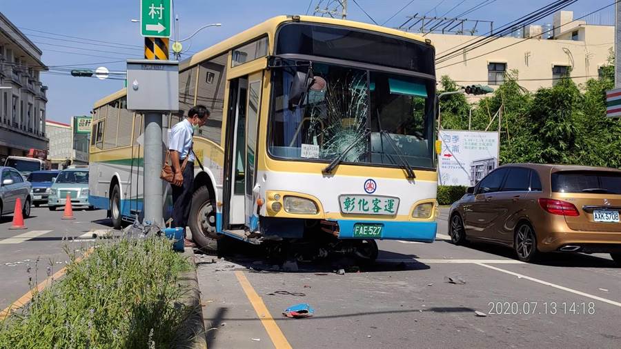 恐怖 27歲女騎士遭彰化客運撞擊慘死公車輪下 社會 中時