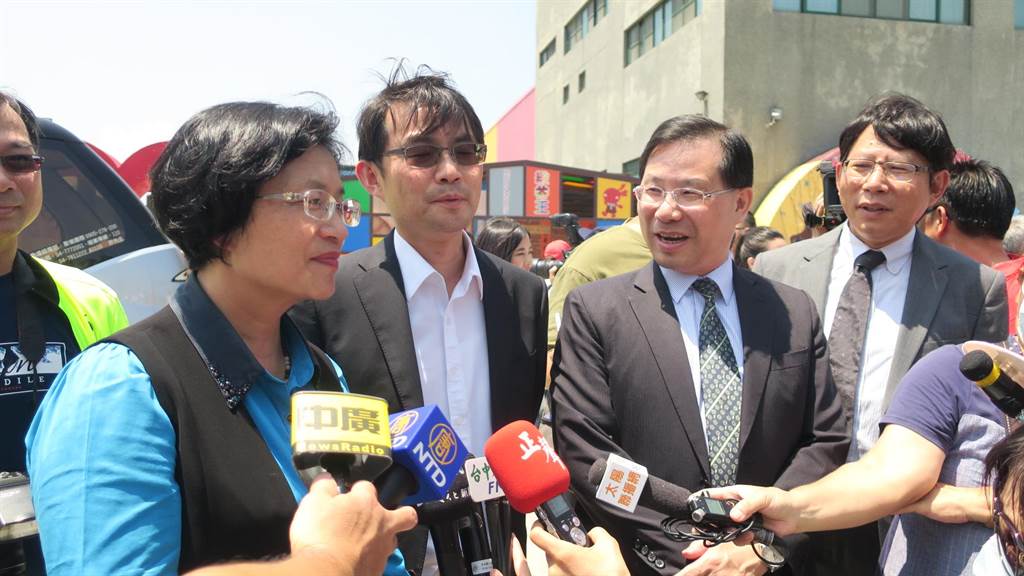  彰化縣長王惠美（左起）、中華電信處長蔡旻宏與經濟部次長林全能接受媒體聯訪。（謝瓊雲攝）