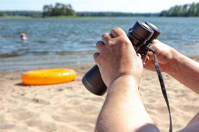 海边惊现「雪肤正妹上空裸泳」 网暴动讚：又大又白！(示意图／达志影像)