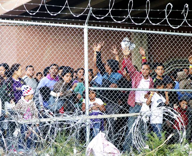 美国移民拘留中心已经沦为新冠病毒温床及输送中心，当中有超过3,000名移民、近千名员工确诊，不过美国移民局仍持续遣返染疫移民回各国，至今已有11国证实，遣返回国的国民感染新冠肺炎。（资料照／美联社）