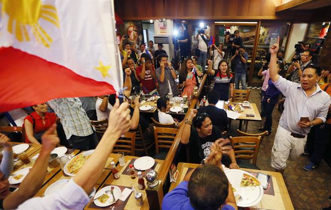 4年前荷蘭國際仲裁法庭宣布菲律賓提出的南海主權仲裁案結果，全菲律賓一片歡聲雷動。此一結果中國大陸表示不接受，並予強烈批評，此後4年南海實際狀況也沒有任何改變。（圖／美聯社）