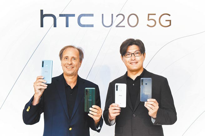 宏達電台灣區總經理陳柏諭（右）與執行長Yves Maitre（左）展示全球首款台灣製造5G手機HTC U20 5G，預計8月上市。（宏達電提供）