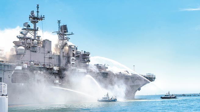 美陆近日都在南海举行军演「秀肌肉」，美国更罕见地派出双航母，较劲意味浓厚，而传出川普政府本周将就南海的紧张局势升温发表声明，亦引起关注。（美联社）