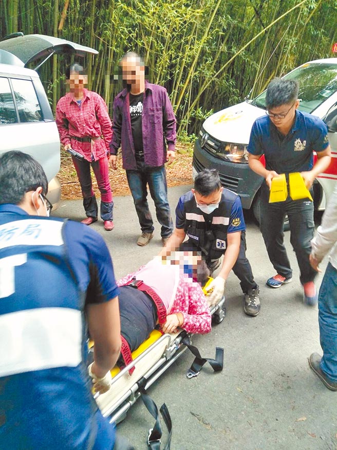 採茶車翻車意外發生時，所幸有竹林化解衝擊力，17名傷者只受輕傷。（嘉義縣消防局提供／張毓翎嘉義傳真）
